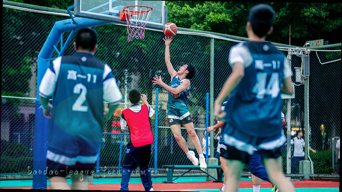 球场半边俯视线框与替补上场轨迹线组成的图形